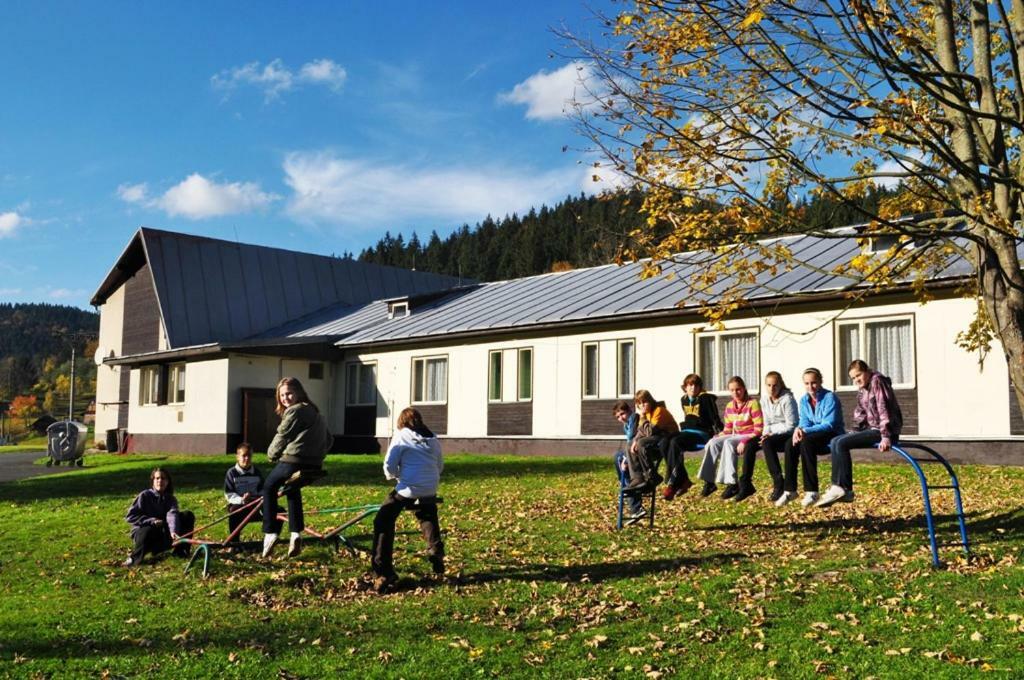 Pod Javorem Hotel Velké Karlovice Zewnętrze zdjęcie